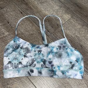 -lululemon -flow Y bra -comes with cup pads -kaleidofloral